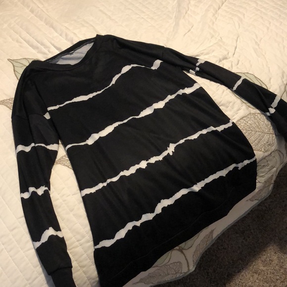 Black with white stripes t-shirt - Picture 2 of 2